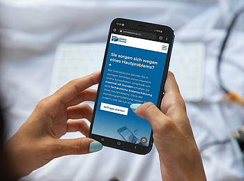 Eine Frau nutzt ihr Smartphone. Sie stellt eine Anfrage bei "Online Doctor".