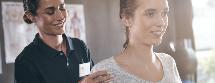 Ambulante Vorsorgekuren Physiotherapeutin hilft Patientin mit Beschwerden