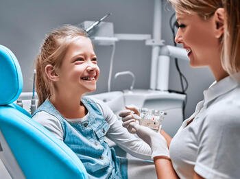 Mädchen mit Zahnärztin im Behandlungszimmer