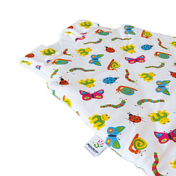 Babyschlafsack mit vielen bunten Tieren auf dem Stoff.