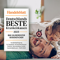 Ein Vater tobt mit seiner Tochter auf dem Boden. Darüber steht das Testsiegel vom Handelsblatt "Deutschlands beste Krankenkassen".