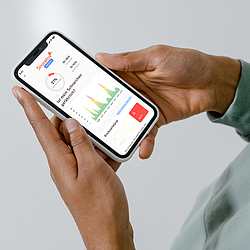 Ein Mann hält ein Smartphone. Auf dem Display sieht man die App von "Snorefox", diese zeigt die Ergebnisse eines Schlafapnoe-Tests.