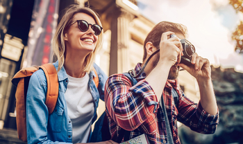 pärchen im urlaub mit sonnenbrille und kamera