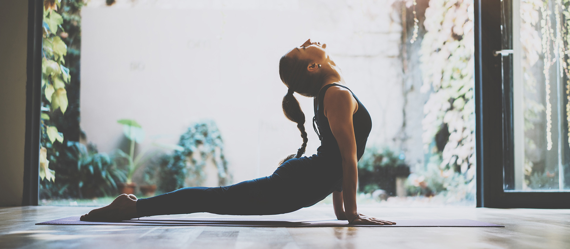 Junge Frau macht Yoga-Übung 