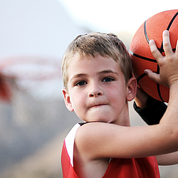 Kleiner Junge mit Basketball.