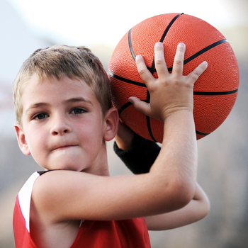 kleiner Junge mit Basketball