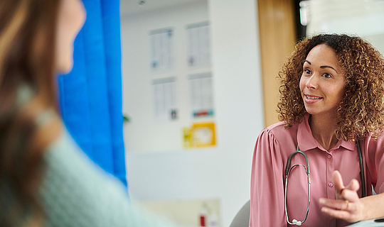 Eine Ärztin führt ein Beratungsgespräch mit einer Patientin.