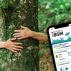 Ein Screen aus der Changers App. Im Hintergrund ist ein Baum, der von einer Person umarmt wird.