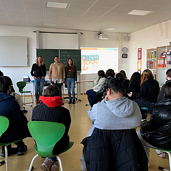 Schülerinnen und Schüler sitzen in einem Klassenraum.